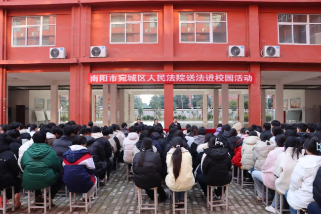  法治护航，让青春不“迷茫”——宛城区法院开展送法进校园活动