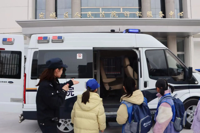     法护未来 “警”彩无限——宛城区法院开展警营开放日活动暨法治宣传教..