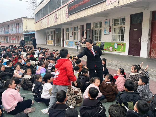     师生家长同堂学法  共护未成年人成长