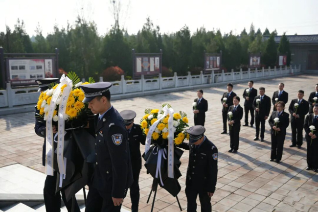     清明寄哀思 英烈永铭记——宛城法院开展清明祭扫活动