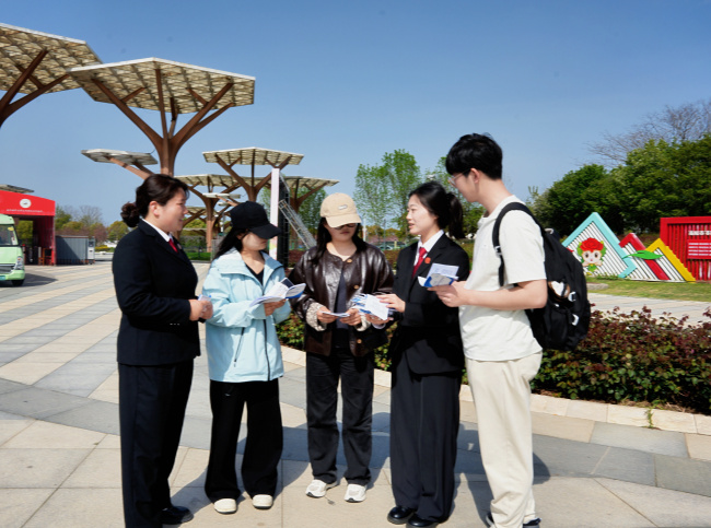 法治护航春日游 普法服务暖民心