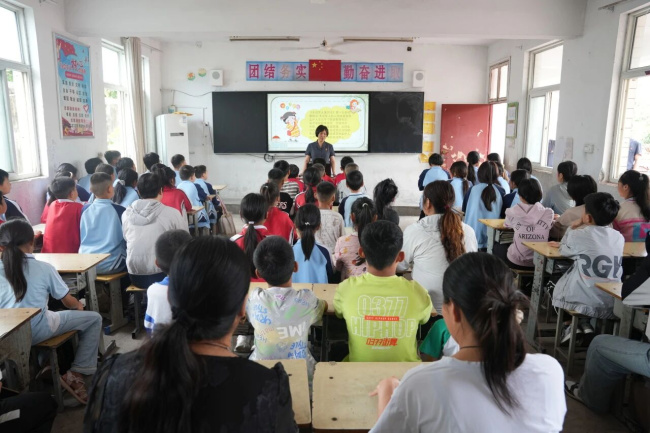 普法宣讲进校园 以法为盾护青春  宛城区法院开展“送法进校园”活动