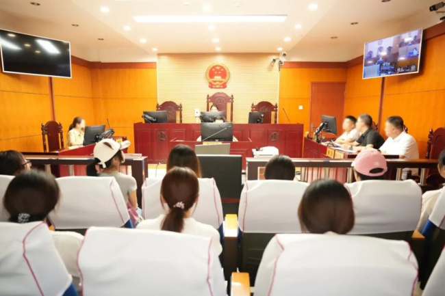 一堂生动的法治实践课——宛城区法院组织暑期高校实习生旁听庭审