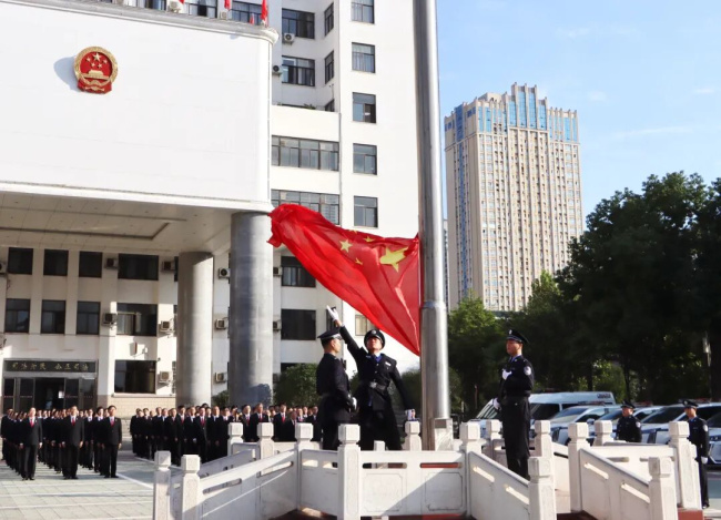     国旗飘飘催奋进 誓言铮铮守初心——宛城区法院举行节后升国旗仪式